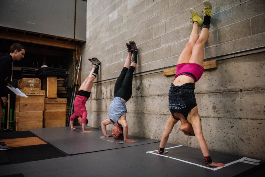 come imparare le handstand push-up